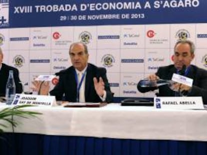 El presidente de la patronal Foment del Treball, Joaquim Gay de Montellà (c), junto al presidente del Cercle d'Economia, Antón Costas (i), y el moderador Rafael Abella (d), durante su participación en el XVIII Encuentro de Economía de S'Agaró.