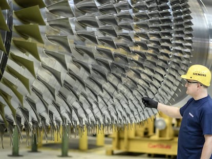 Un trabajador junto a una turbina en la planta de Siemens en Berl&iacute;n.