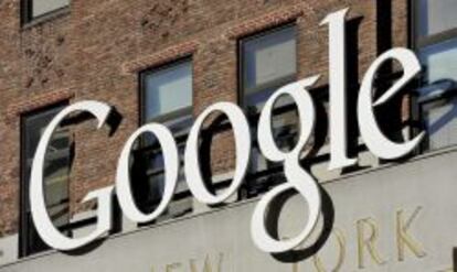 Vista del logotipo de Google, en la sede de su empresa en Nueva York (Estados Unidos).
