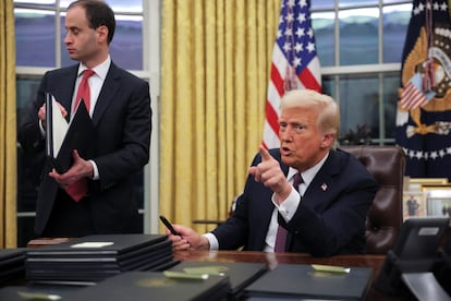 Donald Trump, firmando órdenes ejecutivas en el Despacho Oval de la Casa Blanca este lunes.