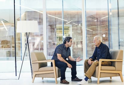 Eduardo Mendoza (derecha) con Jordi Brau, la voz de libros suyos como 'Sin noticias de Gurb' o 'El rey recibe'.