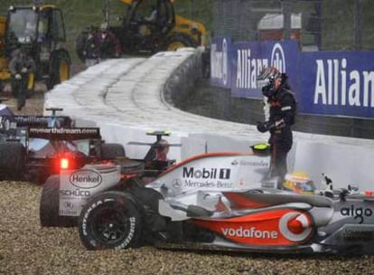 Cuatro coches, entre ellos el de Hamilton, en primer plano, esperan a la grúa tras salirse de pista.