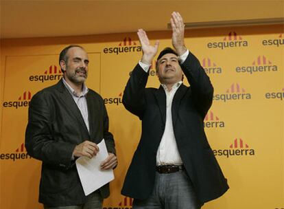 Joan Ridao (izquierda) y Joan Puigcercós celebran, anoche, su victoria en la elección interna de ERC.