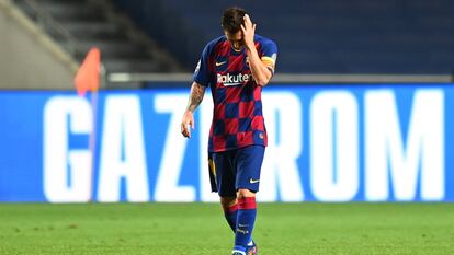 Lionel Messi en el campo durante un partido contra el Bayern de Munich.