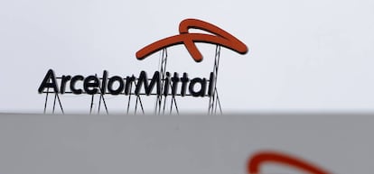 Un logotipo en el tejado de la sede de la acería de ArcelorMittal.