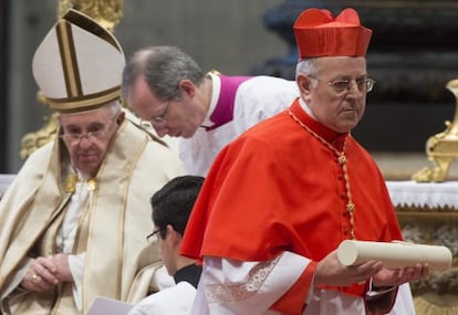 Monse&ntilde;or Ricardo Bl&aacute;zquez P&eacute;rez, arzobispo de Valladolid, tras recibir la birreta cardenalicia de manos del papa Francisco.