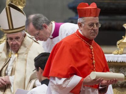 Monse&ntilde;or Ricardo Bl&aacute;zquez P&eacute;rez, arzobispo de Valladolid, tras recibir la birreta cardenalicia de manos del papa Francisco.