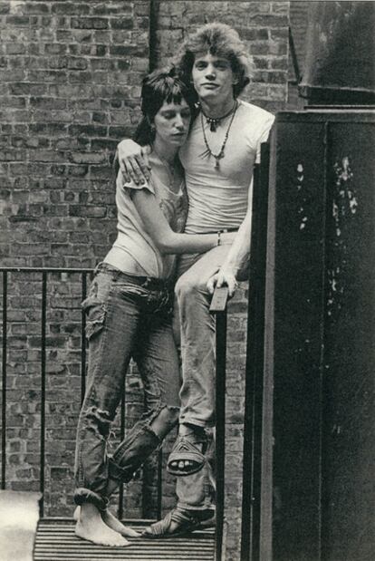 Patti Smith y Robert Mapplethorpe, en Nueva York en los años sesenta (imagen del libro <i>Éramos unos niños).</i>
