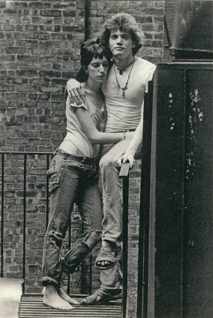 Patti Smith y Robert Mapplethorpe, en Nueva York en los años sesenta (imagen del libro 'Éramos unos niños').