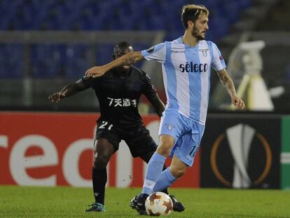 Luis Alberto conduce la pelota en el partido del Lazio contra el Niza este jueves.