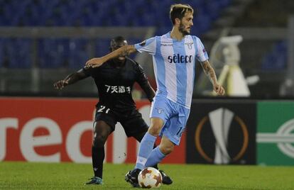 Luis Alberto conduce la pelota en el partido del Lazio contra el Niza este jueves.