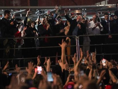 Lula da Silva arenga a sus seguidores de cara a la segunda vuelta en la avenida Paulista, en São Paulo.