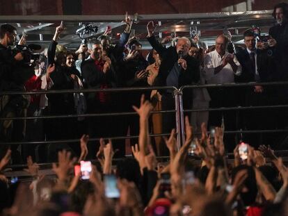 Lula da Silva arenga a sus seguidores de cara a la segunda vuelta en la avenida Paulista, en São Paulo.