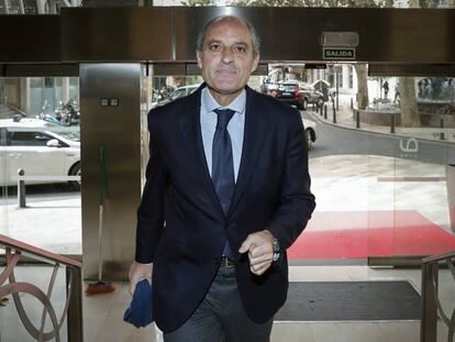 El expresidente de la Generalitat Valenciana Francisco Camps llega a la rueda de prensa en el hotel Astoria. 