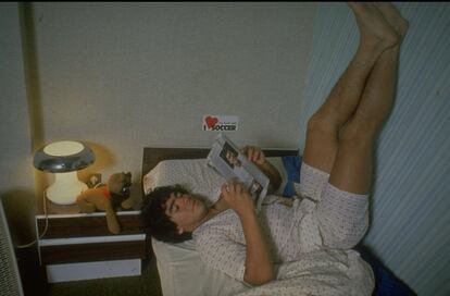 Diego Maradona descansa en la cama de su casa en 1980.