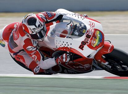 El italiano Simoncelli y el talaverano Álvaro Bautista mantienen una disputa sin tregua por ser el primero, pero esta vez ha sido Héctor Barberá quien ha conseguido la 'pole position' con un tiempo de 1:46.749.