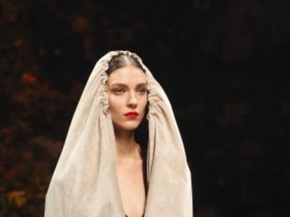Una modelo desfila en París con un diseño de Loewe