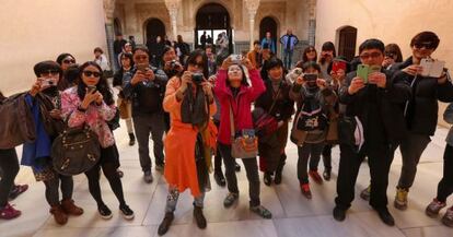 Turistas en la Alhambra de Granada. 