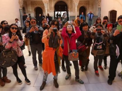 Turistas en la Alhambra de Granada. 