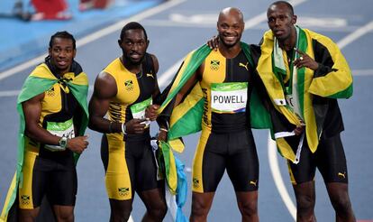 Jamaica celebra el oro el 4x100 masculino.