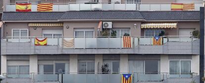 Banderas españolas, señeras e independentistas cuelgan de los balcones de la ciudad de Badalona, en la jornada de reflexión de este miércoles.