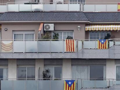 Banderas españolas, señeras e independentistas cuelgan de los balcones de la ciudad de Badalona, en la jornada de reflexión de este miércoles.