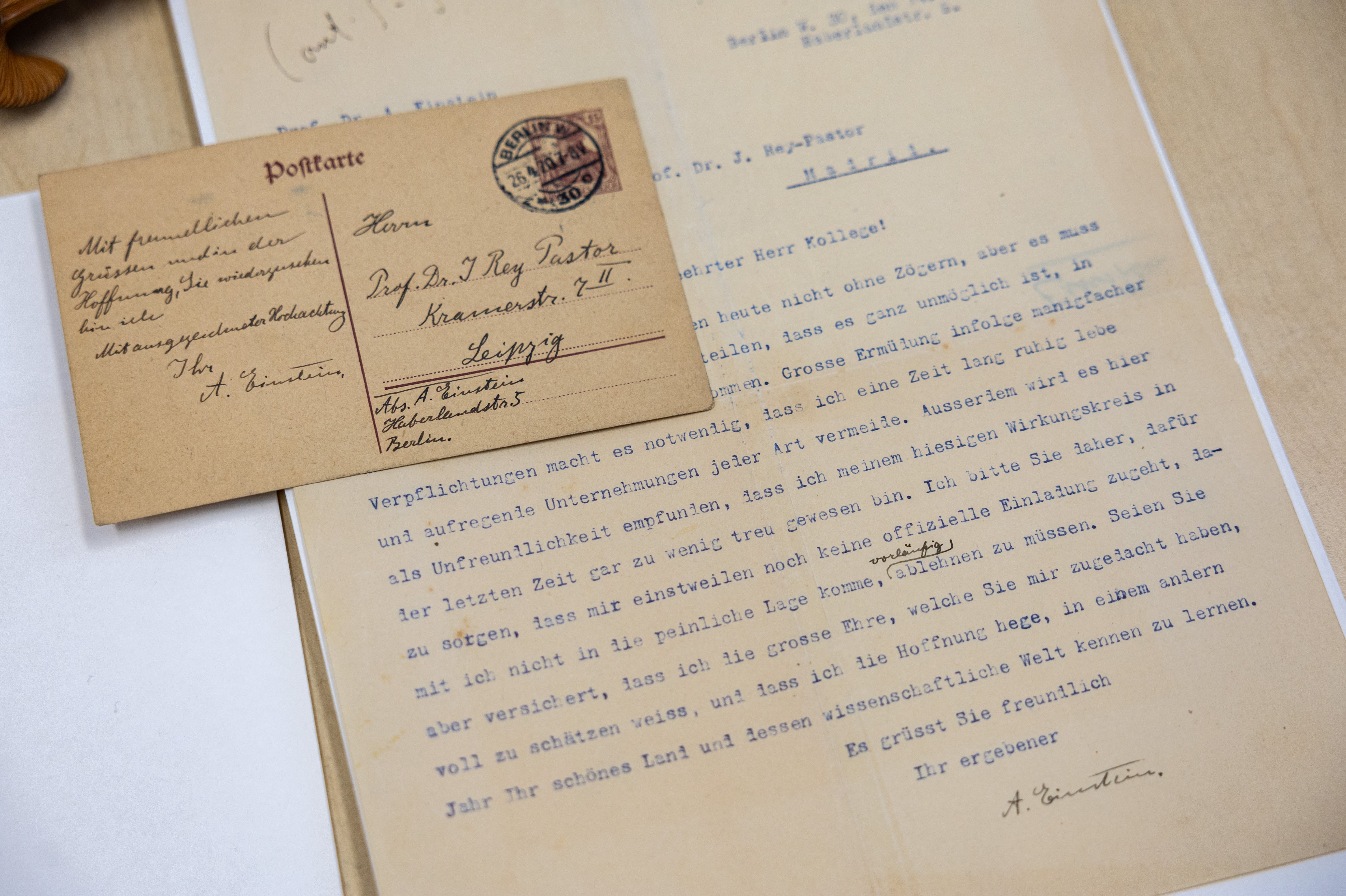 La postal desconocida de Einstein, el abanico dedicado por Ortega y Gasset y otras joyas del padre de las matemáticas hispanas modernas