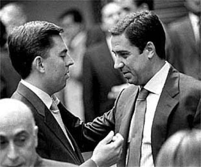 Eduardo Zaplana, junto al consejero Vicente Rambla, en un reciente pleno de las Cortes.