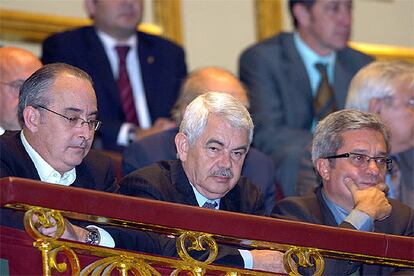 El presidente de la Generalitat, Pasqual Maragall, asiste, desde un lugar destacado de la tribuna de invitados del Congreso, al debate de toma en consideración del Estatuto catalán, junto a cerca de un centenar de personalidades de la política y la sociedad civil catalana. En la imagen, Maragall junto al primer consejero, Josep Bargalló, y el consejero de Relaciones Institucionales, Joan Saura.