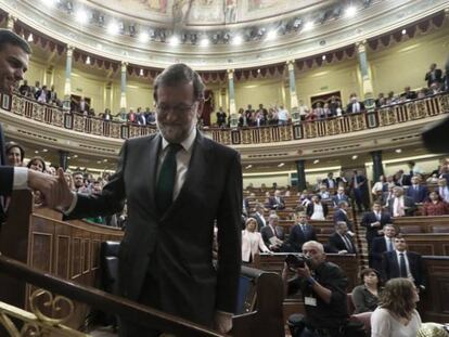 Rajoy saluda a Pedro Sánchez tras perder la moción de censura.