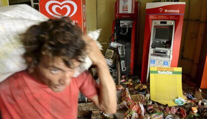 Homem saqueia supermercado em Salvador, durante greve de PMS.