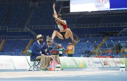 La española Sara Martínez compite en salto de longitud. 