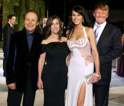 Donald Trump ha sido productor hasta 2014 de la gala de Miss Universo así como también del programa de televisión ‘The Apprentice’. Además, ha hecho cameos en una veintena de películas. Una carrera paralela del magnate que le ha llevado a pisar algunas alfombras rojas. En la imagen, Donald Trump y Melania Knauss, junto al actor Billy Cristal y su mujer Janice Goldfinger, en la fiesta de ‘Vanity Fair’ tras la gala de los Oscar de 2004.