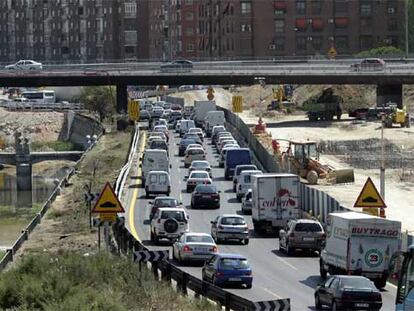 Atasco causado por las obras de soterramiento de la M-30 a la altura del estadio Vicente Calderón.