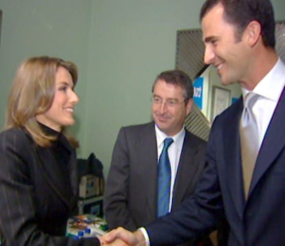 Primera aparición pública del príncipe Felipe junto a doña Letizia, durante la ceremonia de entrega de los Premios Príncipe de Asturias 2003.