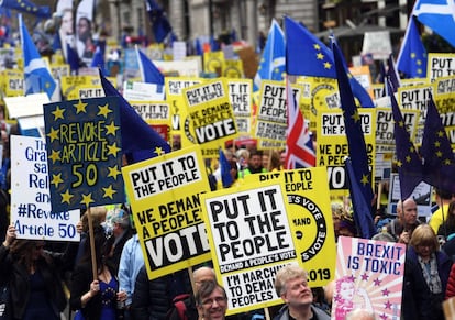 El alcalde de Londres, Sadiq Khan, participó en la manifestación: "No importa a quién votes, estoy seguro de que estarás de acuerdo en que el Brexit es un completo y total desastre. El pueblo británico no votó un mal acuerdo del Brexit. El pueblo británico no votó por un Brexit sin acuerdo. Es hora de darnos [a los británicos] la última palabra".