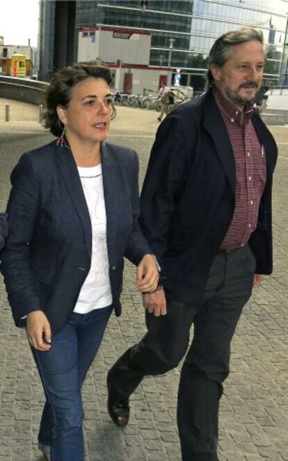 Elena Cortés y Willy Meyer, en Bruselas.