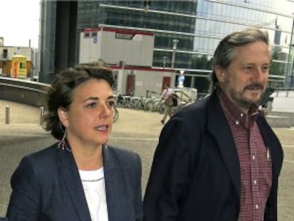 Elena Cortés y Willy Meyer, en Bruselas.