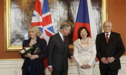 Carlos de Inglaterra y su esposa Camilla, duquesa de Cornwall, durante la recepción oficial del presidente de la República Checa, Vaclav Klaus, y su mujer, Livia Klausova.
