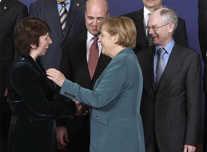 En medio de la polémica por la reducción del número de mujeres en cargos de responsabilidad en la UE,  especialmente efusiva en felicitar a la nueva jefa de la diplomacia, Catherine Ashton, la canciller alemana, Angela Merkel.