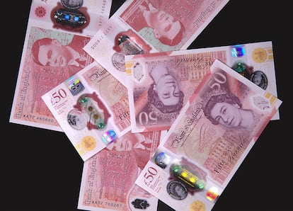 Billetes de 50 libras con la imagen de la reina Isabel ii, emitidos en septiembre de 2022