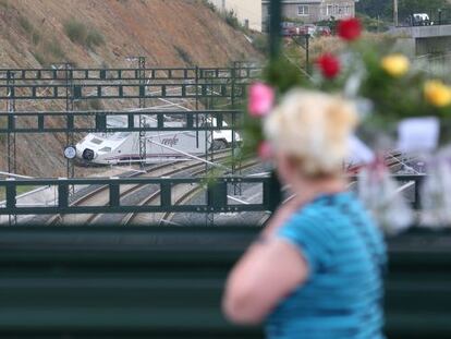 Una mujer observa el lugar del accidente de tren en Angrois. 