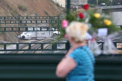 Una mujer observa el lugar del accidente de tren en Angrois.