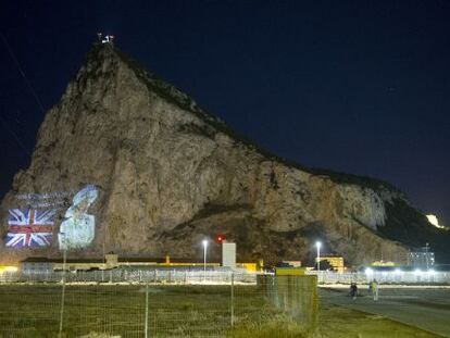 Imagen reina Isabel II y la bandera británica proyectada sobre el Peñón durante la visita del príncipe Eduardo en junio pasado.