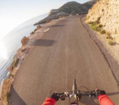 Un ciclista por una de las carreteras del Cabo de Gata (Almería).