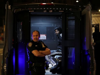 Un manifestante arrestado por la policía de Nueva York durante las protestas en Manhattan.