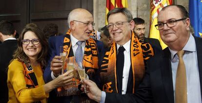 El presidente de la Generalitat, Ximo Puig, y la vicepresidenta, Mónica Oltra, brindan con el accionista mayoritario del Valencia Basket, Juan Roig, y el presidente, Vicente Solá.