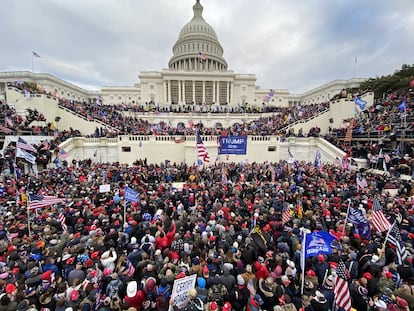 Partidarios de Donald Trump se renen fuera del edificio del Capitolio en Washington D.C., el 06 de enero de 2021. Simpatizantes del republicano irrumpieron en el Capitolio cuando los legisladores se disponan a firmar la victoria electoral del presidente electo Joe Biden, luego de que Trump fracasara en su intento por reelegirse.