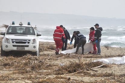 Un equipo de rescate localiza alguno de los cuerpos de los migrantes muertos en el naufragio. Unas 80 personas han sobrevivido a la tragedia. Se calcula que en la embarcación viajaban entre 150 y 200 personas.