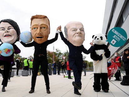 Manifestantes a favor de la acción climática disfrazados como Baerbock, Lindner y Scholz, el 15 de octubre en Berlín.